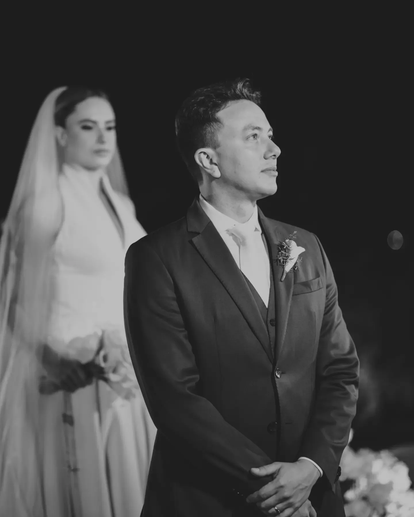 Noiva e noivo lado a lado, em fotografia em preto e branco.