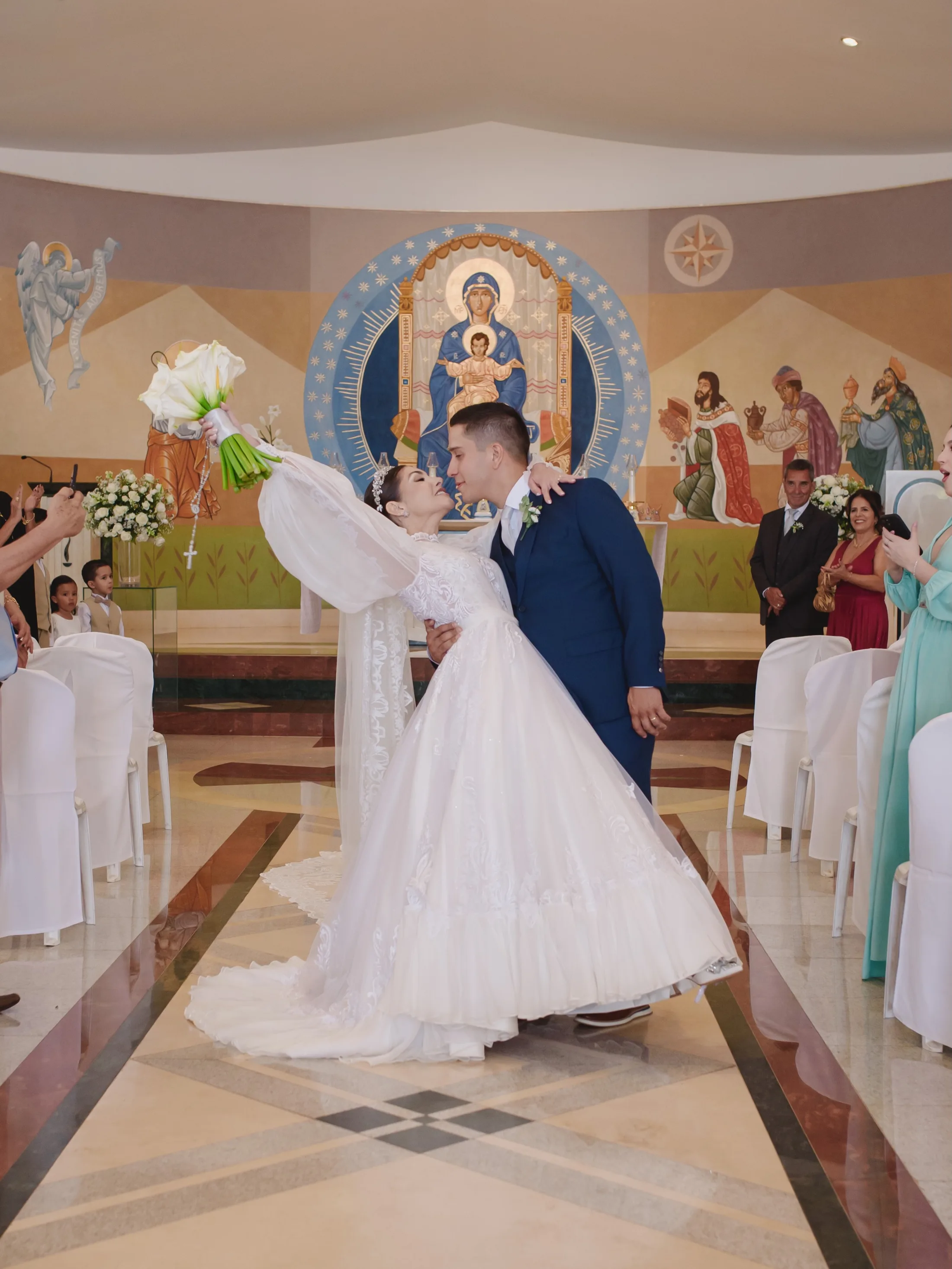 Noivo conduzindo a noiva em um giro na igreja.
